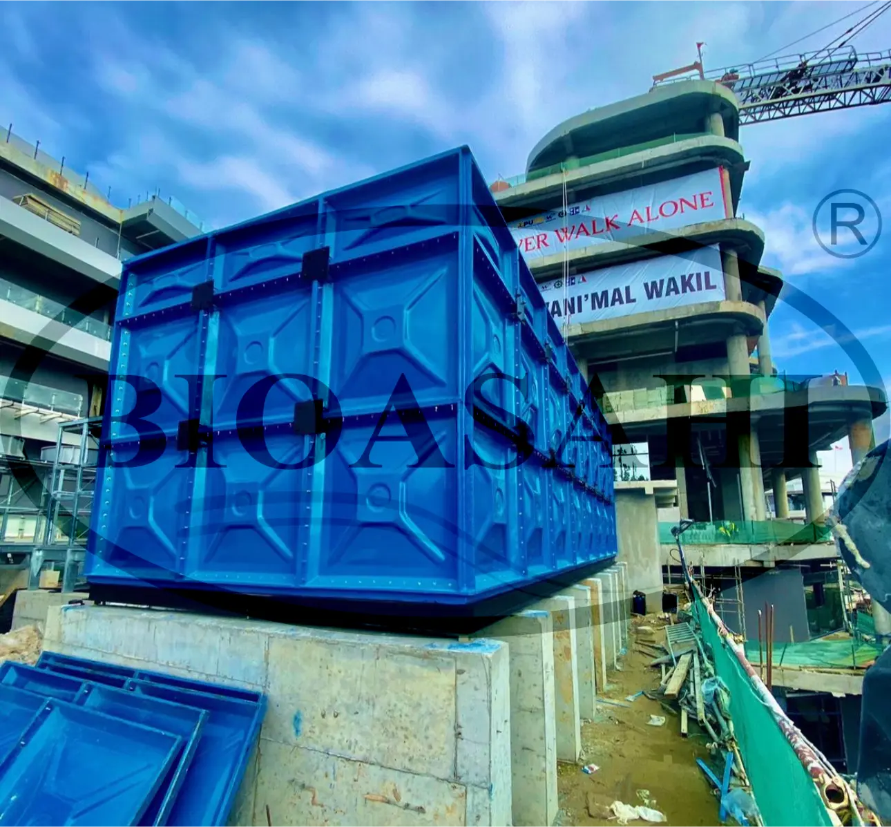 Lining tangki pengolahan air limbah dari bahan fiberglass